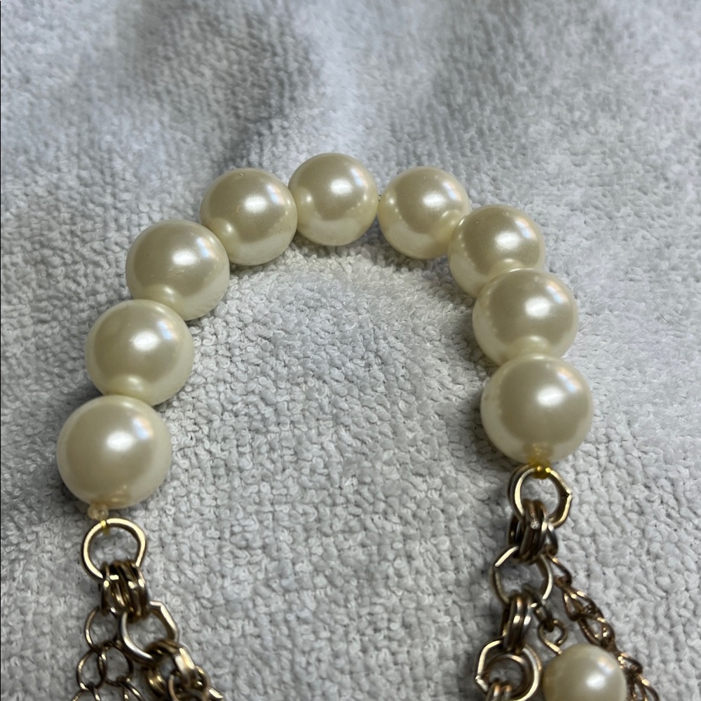 Vintage Betsey Johnson faux Pearl and Gold tone Elephant Charm Bracelet - Picture 4 of 4
